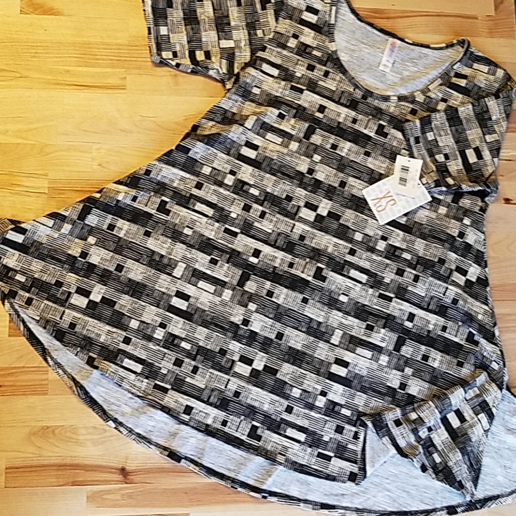 Nwt Llr Xs Lines & Dots Perfect T